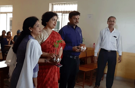भिलाई। श्री शंकराचार्य महाविद्यालय के वाणिज्य विभाग द्वारा विश्व फर्स्ट एण्ड दिवस कार्यक्रम का आयोजन किया गया। मुख्य अतिथि के रूप में महाविद्यालय की निदेशक एवं प्राचार्य डॉ. रक्षा सिंह, अतिरिक्त निदेशक डॉ. जे. दुर्गा प्रसाद राव जी थे। कार्यक्रम का शुभारंभ विभागाध्यक्ष डॉ. अनिता पाण्डेय द्वारा किया गया, तत्पश्चात वाणिज्य के विद्यार्थियों द्वारा नुक्कड़ नाटक मंचन किया गया। इस अवसर पर विभाग के प्राध्यापगण डॉ. सुबोध द्विवेदी, डॉ. के.के. श्रीवास्तव, डॉ. एस.के. श्रीवास्तव, चेष्ठा रसतोगी, मजुला राजपूत एवं अंकिता तिवारी तथा बड़ी संख्या में विद्यार्थी उपस्थित थे।