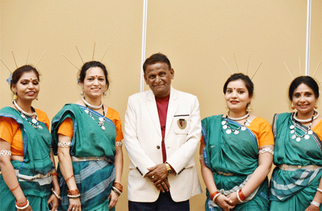 शिकागो। उत्तरी अमेरिका छत्तीसगढ़ी एसोसिएशन ‘नाचा’ ने अपने पहले अंतरराष्ट्रीय सम्मेलन का यहां आयोजन किया। इसमें राजनेताओं के साथ ही अन्य स्टेक होल्डर्स भी शामिल हुए। पद्मश्री डॉ सुरेन्द्र दुबे आयोजन के विशिष्ट अतिथि थे जिन्होंने प्रतिभागियों को सम्मानित किया। शाम को आयोजित कवि सम्मेलन में उन्होंने श्रोताओं को हंसा-हंसा कर लोटपोट कर दिया। नाचा की संस्थापक एवं इसके शिकागो चैप्टर की अध्यक्ष दीपाली सरावगी को लीडर आइकन अवार्ड से नवाजा गया। नाचा की महासचिव सोनल अग्रवाल को स्टार अचीवर अवार्ड दिया गया।
