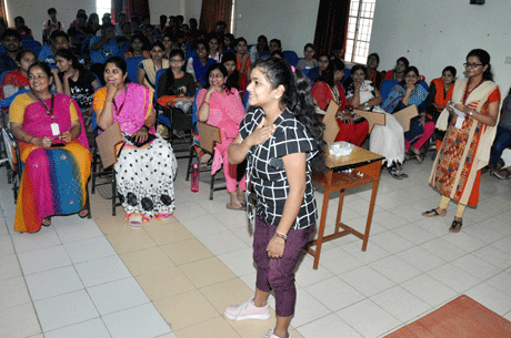 भिलाई। स्वामी श्री स्वरुपानंद सरस्वती महाविद्यालय में हिन्दी विभाग एवं स्टेट बैंक ऑफ़ इंडिया के संयुक्त तात्वावधान में आयोजित हिन्दी सप्ताह का उद्घाटन सत्र मुहावरे व लोकोक्तियों पर आधारित ‘डम्बशराज’ प्रतियोगिता से प्रारंभ हुआ। प्राचार्य डॉ. हंसा शुक्ला के मुख्य आतिथ्य में आयोजित कार्यक्रम की प्रभारी हिन्दी विभागाध्यक्ष डॉ. सुनीता वर्मा थी। इसमें विद्यार्थियों के साथ-साथ शिक्षकों ने भी उत्साहपूर्वक भाग लिया। सप्रा टी बबीता व सप्रा पूजा सोढ़ा, सप्रा निशा पाठक ने विशेष योगदान दिया।