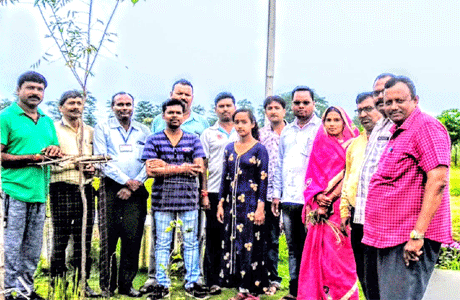 सेलूद। शिक्षक दिवस के अवसर पर ग्राम देऊरझाल निवासी दिलीप कुर्रे व जनपद सदस्य श्रीमती चन्द्रवती की सुपुत्री ट्विंकल तथा ग्राम सेलूद निवासी शंकर निषाद की सुपुत्री पीहू ने पौधरोपण कर अपना जन्मदिन मनाया। इन पौधों की देखभाल कर इन्हें बड़ा किया जाएगा ताकि आने वाली पीढ़ियों को न केवल इनका लाभ मिल सके बल्कि वे भी अपनी आने वाली पीढ़ियों के लिए पर्यावरण की सुरक्षा और संवर्द्धन करने के लिए प्रेरित हों।