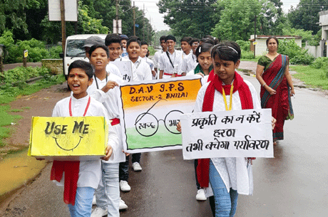 भिलाई। सेक्टर 2 स्थित डीएवी इस्पात पब्लिक स्कूल में विद्यार्थियों को विभिन्न गतिविधियों के माध्यम से स्वच्छता का पाठ पढ़ाया गया। स्कूल में स्वच्छता पखवाड़े के तहत ड्राइव का आयोजन किया गया। स्कूल के बच्चों सहित समुदाय को स्वच्छता के प्रति जागरुक बनाने को लेकर सेंट्रल बोर्ड ऑफ़ सेकंडरी एजुकेशन (सीबीएसई) के निर्देश के अनुसार यह कार्यक्रम स्कूल में आयोजित किया गया। स्वच्छता पखवाड़ा 1 सितंबर से शुरू हुआ, जो 15 सितंबर तक चला। इसके तहत स्कूल में 15 दिन तक अलग-अलग कंपटीशन और कार्यक्रम हुए। साथ ही विद्यार्थियों को शपथ दिलाई गई कि वे स्कूल ही नहीं बल्कि अपने घर के आसपास साफ-सफाई रखेंगे।