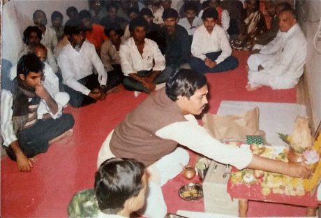 भिलाई। दैनिक स्वदेश में गणपति जी की पूजा बड़े धूम-धाम के साथ होती थी। संपादक बलदेव भाई शर्मा पूर्ण विधि विधान एवं निष्ठा पूर्वक यजमान का आसन संभालते थे। सम्प्रति वे नेशनल बुक ट्रस्ट, नई दिल्ली के अध्यक्ष हैं। आरती का दायित्व यामिनी रामपल्लीवार पर होता था। यामिनीजी इन दिनों दैनिक लोकमत नागपुर में सम्पादक हैं। हम सभी संपादन सहयोगी पालथी मारकर पूजा एवं हवन में शामिल होते थे। स्वदेश अंचल का पहला रंगीन दैनिक अखबार था। एपल मैकिनटोश कम्प्यूटरों से लैस इसी अखबार में हमने कम्प्यूटर सीखा। इस अखबार के लिए मुझे कार्टून स्ट्रिप बनाने का भी मौका मिला।