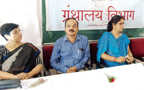 दुर्ग। शासकीय वावा पाटणकर कन्या स्नातकोत्तर महाविद्यालय में ई-लर्निंग के तहत डिजिटल लाईब्रेरी की उपयोगिता पर एकदिवसीय कार्यशाला का आयोजन ग्रन्थालय विभाग द्वारा किया गया। जिसमें महाविद्यालय की ग्रन्थपाल डॉ. रीता शर्मा ने बताया कि उच्च शिक्षा के क्षेत्र में व्यापक विस्तार हुआ है जिसके अन्तर्गत ई-बुक्स और ई-जर्नल्स की उपयोगिता बढ़ी है।विद्यार्थियों को देश-विदेश के पुस्तकालयों में उपलब्ध पुस्तकों से परिचित कराने एवं उसका लाभ दिलाने के उद्देश्य से महाविद्यालय का केन्द्रीय ग्रन्थालय लगातार प्रयासरत् है। वर्तमान में महाविद्यालय के पुस्तकालय में ई-बुक्स एवं ई-जर्नल्स की सुविधा उपलब्ध है।