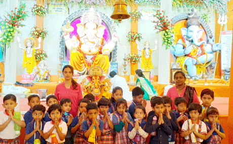 भिलाई। इंदु आईटी स्कूल के प्री-प्राइमरी विंग के बच्चों ने आज पूरा दिन गणेश पंडाल घूमा, जहां उन्होंने तरह-तरह के गणेश जी की मूर्तियो का दर्शन किया और झाकियों का आनंद लिया। शाला के शिक्षकों ने बच्चों को गणेश पूजा की विधि एवं महत्व की जानकारी दी और यह भी बताया की किसी भी पूजा या शुभ कार्य के पहले गणेश जी की पूजा की जाती है। इन्हें विघ्नों को दूर करने वाला माना जाता है।