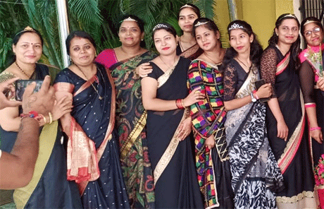 भिलाई। इंदु आई टी स्कूल के विद्यार्थियों ने डा. सर्वपल्ली राधाकृष्णन के जन्मदिवस के अवसर पर शिक्षक दिवस हर्षोल्लास से मनाया। इस अवसर पर बच्चों ने अपने सभी शिक्षकों का सम्मान करते हुए अपने विचार, नृत्य, गायन, भाषण द्वारा अपने विचारों को अभिव्यक्ति दी। इस मौके पर बच्चो ने "संपूर्ण स्वच्छ भारत" बनाने की शपथ भी ली। इस अवसर पर शाला के डायरेक्टर एसएम उमक ने अपने वक्तव्य में कहा कि डा. सर्वपल्ली राधाकृष्णन के शिक्षा के प्रति रुझान ने ही एक मजबूत व्यक्तित्व प्रदान किया था। वे बहुआयामी प्रतिभा के धनी व देश की संस्कृति से प्रेम करने वाले व्यक्ति थे। उन्हें एक आदर्श शिक्षक के रूप में याद किया जाता है।