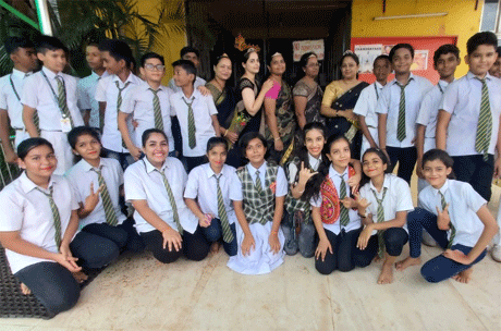 भिलाई। इंदु आई टी स्कूल के विद्यार्थियों ने डा. सर्वपल्ली राधाकृष्णन के जन्मदिवस के अवसर पर शिक्षक दिवस हर्षोल्लास से मनाया। इस अवसर पर बच्चों ने अपने सभी शिक्षकों का सम्मान करते हुए अपने विचार, नृत्य, गायन, भाषण द्वारा अपने विचारों को अभिव्यक्ति दी। इस मौके पर बच्चो ने "संपूर्ण स्वच्छ भारत" बनाने की शपथ भी ली। इस अवसर पर शाला के डायरेक्टर एसएम उमक ने अपने वक्तव्य में कहा कि डा. सर्वपल्ली राधाकृष्णन के शिक्षा के प्रति रुझान ने ही एक मजबूत व्यक्तित्व प्रदान किया था। वे बहुआयामी प्रतिभा के धनी व देश की संस्कृति से प्रेम करने वाले व्यक्ति थे। उन्हें एक आदर्श शिक्षक के रूप में याद किया जाता है।