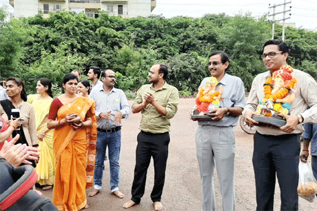 भिलाई। नदी-तालाबों सहित जलस्रोतों एवं पर्यावरण की सुरक्षा के मद्देजर एमजे कालेज ने गणेश विसर्जन की एक नई परम्परा की नींव रखी है। सुबह हवन आदि के बाद शाम को गणेश प्रतिमा का कालेज परिसर में ही विसर्जन कर दिया गया। इसके साथ ही मिट्टी की प्रतिमा के मिट्टी में विलीन हो जाने का मार्ग प्रशस्त हो गया। गणपति प्रतिमा के विसर्जन के लिए महाविद्यालय परिसर में ही एक लगभग 3 फीट का कुंड खोदकर उसमें पानी भर दिया गया था।