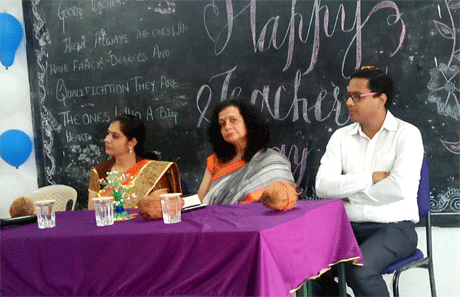 भिलाई। एमजे कालेज में आज शिक्षक दिवस के अवसर पर एक गरिमामय समारोह का आयोजन किया गया। महाविद्यालय की डायरेक्टर श्रीलेखा विरुलकर ने कहा कि शिक्षक को किताबों से बाहर निकलकर अपना कद बढ़ाना होगा तभी वे छात्र समुदाय का सर्वांगीण विकास कर पाएंगे। उन्होंने शिक्षकों से अपने विद्यार्थियों का रोल मॉडल बनने की भी अपेक्षा जताई। उन्होंने कहा कि शिक्षकों को अपनी महति जिम्मेदारियों पर खरा उतरने के लिए अतिरिक्त प्रयास करने चाहिए।