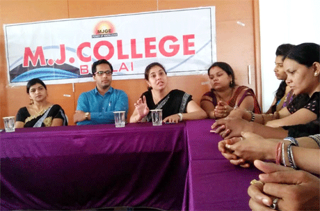 भिलाई। अंग्रेजी सहित अन्य भाषाओं के शब्दों को स्वीकार कर हिन्दी समृद्ध हो रही है। वह दिन दूर नहीं जब तकनीकी शब्दों को भी जस का तस स्वीकार कर तकनीकी विषयों की पुस्तकों को हिन्दी में प्रकाशित किया जा सकेगा। इससे तकनीकी शिक्षा जगत में क्रांति आ सकती है। उक्त विचार एमजे कालेज में हिन्दी दिवस के अवसर पर आयोजित संगोष्ठिी को संबोधित करते हुए प्रभारी प्राचार्य डॉ अनिल चौबे ने व्यक्त किये।
