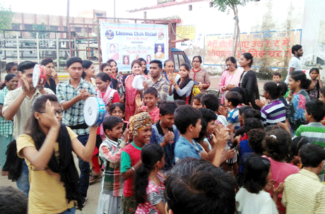 भिलाई। अंतरराष्ट्रीय साक्षरता दिवस के मौके पर एमजे कॉलेज ऑफ़ नर्सिंग की स्टूडेन्ट्स ने अटल नगर में नुक्कड़ नाटक खेलकर लोगों को शिक्षा के लिए प्रेरित किया। साथ ही उन्हें साक्षर लोगों को आगाह किया कि वे बिना पढ़े और समझे किसी भी किस्म के दस्तावेज पर हस्ताक्षर न करें। इस कार्यक्रम का आयोजन लायनेस क्लब ऑफ़ भिलाई के तत्वावधान में किया गया था। नाटक ने बच्चों को इतना रोमांचित किया कि वे भी कलाकारों के साथ घूम-घूम कर तालियां बजाते हुए नारे लगाने लगे। अंत में लायनेस क्लब भिलाई की तरफ से सभी प्रतिभागियों को पुरस्कृत किया गया।