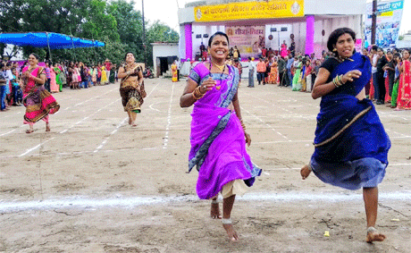  भिलाई। माँ कल्याणी शीतला मंदिर मरोदा टैंक में आयोजित तीजा तिहार के अवसर पर नाटक एवं लाइट एंड साउंड शो के माध्यम से सामाजिक कुरीतियों पर जमकर प्रहार किये गये। इसके साथ ही नुक्कड़ नाटकों के द्वारा समाज को संदेश दिया गया। इस अवसर पर तीजहारिनों के लिये छत्तीसगढ़ के पारम्परिक खेलों का भी आयोजन किया गया। छत्तीसगढ़ से लुप्त होते जा रहे खेल तिरी पासा, कुर्सी दौड़, मटकी फोड़ सुई धागा दौड़, फोटो में बिंदी लगाओ मटकी दौड़ मेहंदी लगाओ स्पर्धा, जनउला, फुगड़ी, तीज शृंगार सहित अन्य स्पर्धाएं आयोजित की गई। स्वयम सिद्धा ग्रुप द्वारा दहेज प्रथा व अन्य सामाजिक कुरीतियों पर नुक्कड़ नाटक का भी मंचन किया गया।