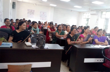 भिलाई। भिलाई महिला महाविद्यालय में महाविद्यालय की प्राचार्य डॉ संध्या मदन मोहन के मार्गदर्शन एवं भिलाई एजुकेशन ट्रस्ट के सचिव सुरेन्द्र गुप्ता के विशेष प्रोत्साहन से हिन्दी विभाग द्वारा हिन्दी दिवस समारोह का आयोजन किया गया। दो सत्रों में सम्पन्न इस कार्यक्रम के प्रथम सत्र में भाषा ज्ञान प्रश्नोत्तरी के अंतर्गत शुद्ध वर्तनी, हिन्दी अंग्रेजी पर्याय, विलोम एवं शुद्ध लेख प्रतियोगिता सभी कक्षाओं में एक साथ आयोजित की गई। इस तरह प्रत्येक छात्रा की भाषायी समझ का आकलन करने का अभिनव प्रयास किया गया। द्वितीय सत्र में तात्कालिक भाषण एवं निबंध प्रतियोगिता का आयोजन किया गया।