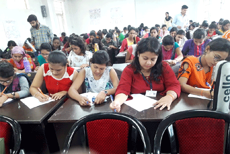 भिलाई। भिलाई महाविद्यालय में आयोजित कैम्पस ड्राइव में दो महाविद्यालयों की 108 छात्राओं ने भागीदारी दी। सिकन्दराबाद की नित्जा बायोवेन्चर के इस कैम्पस ड्राइव में महाविद्यालय के बायोटेक विभाग की 20, माइक्रोबायोलॉजी की 32, बॉटनी की 22, जूलॉजी की 28 तथा 4 भूतपूर्व छात्राओं ने भाग लिया। इसके अलावा स्वामी श्री स्वरूपानंद सरस्वती महाविद्यालय से लाइफ साइंस की 2 छात्राओं ने भी इसमें हिस्सा लिया। नित्जा बायोवेन्चर से रिसर्च एसोसिएट देवाशीष साहू, वीरेन्द्र वैष्णव एवं हार्दिक रूदानी उपस्थित हुए।