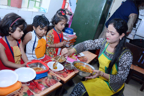 भिलाई। भोजन एक आवश्यकता पर है पर खाना बनाना एक कला। माइल स्टोन जूनियर में आज मॉम्स ने इसी कला का दिल लगाकर प्रदर्शन किया। बच्चों को इसके लिए घर से एक एक सब्जी लाने को कहा गया था। इसे पकाने के लिए मॉम्स को इनवाइट किया गया था। इन सब्जियों को मिलाकर मॉम्स ने स्वादिष्ट मिक्स वेज तैयार किया जिसे बच्चों ने खूब चटखारे ले लेकर खाया।