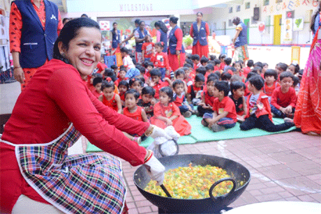 भिलाई। भोजन एक आवश्यकता पर है पर खाना बनाना एक कला। माइल स्टोन जूनियर में आज मॉम्स ने इसी कला का दिल लगाकर प्रदर्शन किया। बच्चों को इसके लिए घर से एक एक सब्जी लाने को कहा गया था। इसे पकाने के लिए मॉम्स को इनवाइट किया गया था। इन सब्जियों को मिलाकर मॉम्स ने स्वादिष्ट मिक्स वेज तैयार किया जिसे बच्चों ने खूब चटखारे ले लेकर खाया।