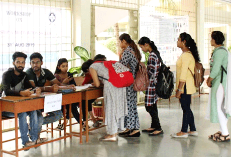 भिलाई। अधिकांश संगठन इस अस्थिर और फीयर्स मार्किट एनवायरनमेंट में प्रतिस्पर्धा कर रहे हैं। कर्मचारियों का मोटिवेशन और परफॉरमेंस दीर्घकाल में किसी भी संगठन के लिए आवश्यक उपकरण है। इस अवधारणा को उद्देश्य के रूप में रखने के लिए, सतत शिक्षा कार्यक्रम के तहत श्री शंकराचार्य टेक्निकल कैंपस में सूचना प्रौद्योगिकी विभाग द्वारा टेकिप - 3 के अंतर्गत "प्रेरणा और नेतृत्व कौशल" पर एक दिवसीय कार्यशाला का आयोजन किया गया।