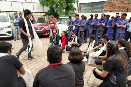 भिलाई। संतोष रूंगटा ग्रुप द्वारा संचालित रूंगटा इंटरनेशनल स्कूल के बच्चों ने लैंगिक समानता पर एक नुक्कड़ नाटक का मंचन विभिन्न स्थानों पर कर जनजागरण का प्रयास किया। नुक्कड़ नाटक में कक्षा 9वीं से 12वीं सीबीएसई और आईबी के बच्चों ने हिस्सा लिया। दर्शकों ने इस नाटक की मुक्त कंठ से सराहना की है। ग्रुप के चेयरमैन संतोष रूंगटा ने कहा कि ऐसे आयोजनों का उद्देश्य बच्चों को अपने समाज से जोड़कर कुरीतियों के खिलाफ उठकर खड़े होने के लिए प्रेरित करना है।
