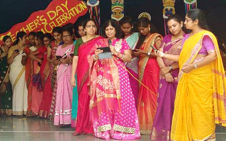 भिलाई। एजुकेशन ट्रस्ट द्वारा हॉस्पीटल सेक्टर में संचालित पी.जी. कॉलेज आॅफ नर्सिंग में शिक्षक दिवस तथा ओणम के अवसर पर विभिन्न कार्यक्रम आयोजित किये गये। भिलाई एजुकेशन ट्रस्ट के मैनेजिंग ट्रस्टी तथा पीजीकॉन के चेयरमेन विजय कुमार गुप्ता तथा ट्रस्टी एवं सचिव सुरेन्द्र गुप्ता ने समस्त फैकल्टी मेम्बर्स तथा स्टूडेंट्स को टीचर्स डे तथा ओणम पर्व की हार्दिक शुभकामनायें दीं।