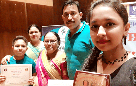 दुर्ग। दुर्ग की पूर्वा श्रीवास्तव ने रायपुर में आयोजित चित्रांश राज्य स्तरीय गायन प्रतियोगिता में लगातार तीसरी बार प्रथम पुरस्कार जीतकर जिले को गौरवांवित किया है। पूर्वा ने इस प्रतियोगिता में सूफी गीत ‘आज इबादत रूबरा हो गई’ और ‘लागा चुनरी में दाग..’ गीत प्रस्तुत किए। पिछले 3 माह में राजधानी रायपुर में आयोजित बॉलीवुड गीतों की प्रतिस्पर्धा में पूर्वा लगातार तीन बार लगातार विनर रह चुकी हैं। चित्रांश परिवार द्वारा रायपुर के शहीद स्मारक भवन में आयोजित बॉलीवुड गायन प्रतियोगिता में पूर्वा ने लगातार दूसरी बार विजेता का खिताब अपने नाम किया।