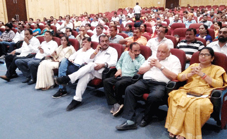  भिलाई। न्यू प्रेस क्लब ऑफ़ भिलाई नगर की पहली महिला अध्यक्ष भावना पाण्डेय एवं उनकी कार्यकारिणी को शपथ दिलाने के बाद आज मुख्यमंत्री भूपेश बघेल ने कहा कि आज जिसके हाथ में स्मार्ट फोन है, वही पत्रकार बन गया है। प्रिंट या इलेक्ट्रानिक मीडिया से पहले सोशल मीडिया पर खबर आ जाती है। सही गलत का फैसला करने मुश्किल हो जाता है क्योंकि प्रिंट, इलेक्ट्रानिक और सोशल मीडिया में एक ही खबर अलग अलग रूपों में होती है।