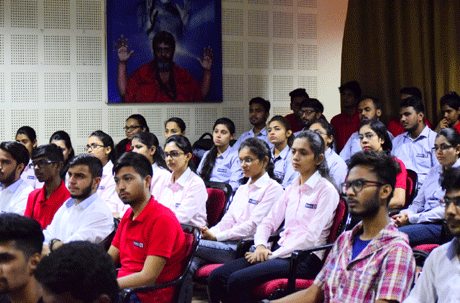 भिलाई। संतोष रूंगटा ग्रुप द्वारा संचालित रूंगटा बिजनेस एंड इंटरप्रीनरशिप सेल ‘रूबेक’ द्वारा उद्यमशीलता पर एक कार्यशाला का आयोजन गुरुवार को किया गया। ग्रुप के डायरेक्टर टेक्नीकल डॉ सौरभ रूंगटा ने बताया कि इस कार्यशाला का उद्देश्य विद्यार्थियों को उद्यमिता के लिए प्रेरित करने के साथ-साथ इसकी चुनौतियों से परिचित कराना था। विद्यार्थियों को अल्फाल्यूस टेक्नोलॉजीस के संस्थापक सीईओ संदल कोटावला ने उद्यमशीलता के गुण बताए।
