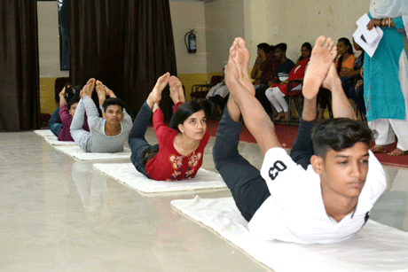 भिलाई। श्रीशंकराचार्य महाविद्यालय में राज्य स्तरीय टेबल टेनिस एवं अंतर्महाविद्यालयीन योग स्पर्धा का आयोजन 23 एवं 24 सितम्बर 2019 को किया जा रहा है। हेमचंद विश्वविद्यालय की कुलपति डॉ अरुणा पल्टा कार्यक्रम की मुख्य अतिथि होंगी। कार्यक्रम की अध्यक्षता श्रीगंगालजी शिक्षण समिति के चेयरमैन आईपी मिश्रा एवं अध्यक्ष जया मिश्रा करेंगी। कार्यक्रम का शुभारंभ प्रात: 20:30 बजे महाविद्यालय के सभागार में होगा।