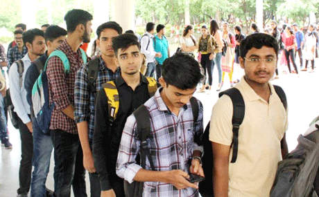 भिलाई। अधिकांश संगठन इस अस्थिर और फीयर्स मार्किट एनवायरनमेंट में प्रतिस्पर्धा कर रहे हैं। कर्मचारियों का मोटिवेशन और परफॉरमेंस दीर्घकाल में किसी भी संगठन के लिए आवश्यक उपकरण है। इस अवधारणा को उद्देश्य के रूप में रखने के लिए, सतत शिक्षा कार्यक्रम के तहत श्री शंकराचार्य टेक्निकल कैंपस में सूचना प्रौद्योगिकी विभाग द्वारा टेकिप - 3 के अंतर्गत "प्रेरणा और नेतृत्व कौशल" पर एक दिवसीय कार्यशाला का आयोजन किया गया।