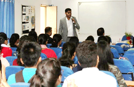 भिलाई। अधिकांश संगठन इस अस्थिर और फीयर्स मार्किट एनवायरनमेंट में प्रतिस्पर्धा कर रहे हैं। कर्मचारियों का मोटिवेशन और परफॉरमेंस दीर्घकाल में किसी भी संगठन के लिए आवश्यक उपकरण है। इस अवधारणा को उद्देश्य के रूप में रखने के लिए, सतत शिक्षा कार्यक्रम के तहत श्री शंकराचार्य टेक्निकल कैंपस में सूचना प्रौद्योगिकी विभाग द्वारा टेकिप - 3 के अंतर्गत "प्रेरणा और नेतृत्व कौशल" पर एक दिवसीय कार्यशाला का आयोजन किया गया।