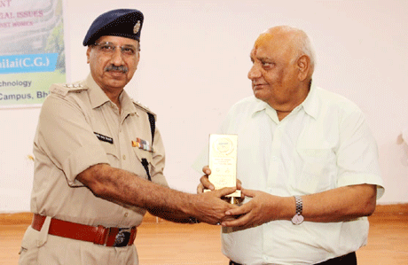 भिलाई। महिला सशक्तिकरण एवं सुरक्षा तथा कानूनी मुद्दों पर जागरूकता के लिए श्रीशंकराचार्य टेक्निकल कैम्पस में एक दिवसीय कार्यशाला का आयोजन किया गया। पुलिस विभाग एवं इंटीग्रेटेड यूनिट फॉर क्राइम अगेंस्ट विमेन (आईयूसीएडब्ल्यू) एवं छत्तीसगढ़ स्वामी विवेकानंद तकनीकी विश्वविद्यालय टेक्विप का सहयोग मिला। कार्यशाला के मुख्य अतिथि अतिरिक्त पुलिस अधीक्षक शहर रोहित कुमार झा, विशेष अतिथि अतिरिक्त पुलिस अधीक्षक आईयूसीएडब्ल्यू श्रीमती प्रज्ञा मेश्राम, उप पुलिस अधीक्षक दुर्ग प्रवीर चंद्र तिवारी एवं नगर पुलिस अधीक्षक भिलाई अजीत यादव थे।