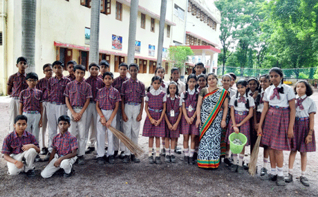 भिलाई। सेक्टर 2 स्थित डीएवी इस्पात पब्लिक स्कूल में विद्यार्थियों को विभिन्न गतिविधियों के माध्यम से स्वच्छता का पाठ पढ़ाया गया। स्कूल में स्वच्छता पखवाड़े के तहत ड्राइव का आयोजन किया गया। स्कूल के बच्चों सहित समुदाय को स्वच्छता के प्रति जागरुक बनाने को लेकर सेंट्रल बोर्ड ऑफ़ सेकंडरी एजुकेशन (सीबीएसई) के निर्देश के अनुसार यह कार्यक्रम स्कूल में आयोजित किया गया। स्वच्छता पखवाड़ा 1 सितंबर से शुरू हुआ, जो 15 सितंबर तक चला। इसके तहत स्कूल में 15 दिन तक अलग-अलग कंपटीशन और कार्यक्रम हुए। साथ ही विद्यार्थियों को शपथ दिलाई गई कि वे स्कूल ही नहीं बल्कि अपने घर के आसपास साफ-सफाई रखेंगे।