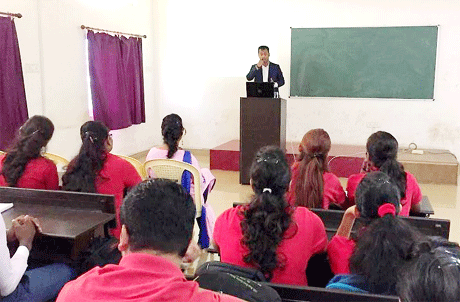  भिलाई। संतोष रूंगटा ग्रुप द्वारा संचालित आरसीईटी के प्रबंधन विभाग तथा जीडीआरसीएटी के मैनेजमेन्ट विद्यार्थियों के लिए अतिथि व्याख्यान का आयोजन किया गया। लूसिएन्टेल के एसोसिएट प्रोजेक्ट मैनेजर विकास कुमार शर्मा ने प्रबंधन छात्रों को बताया कि किस प्रकार शोध की प्रवृत्ति न केवल नए उपक्रम को बल्कि कार्यरत उपक्रमों को भी लाभ के नए शिखर तक ले जा सकता है। उन्होंने छोटे-छोटे उदाहरणों से जीवन के प्रत्येक क्षेत्र में शोध के महत्व को रेखांकित किया।