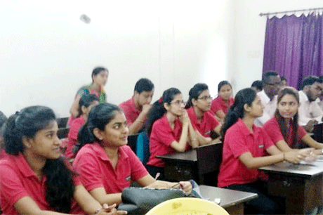  भिलाई। संतोष रूंगटा ग्रुप द्वारा संचालित आरसीईटी के प्रबंधन विभाग तथा जीडीआरसीएटी के मैनेजमेन्ट विद्यार्थियों के लिए अतिथि व्याख्यान का आयोजन किया गया। लूसिएन्टेल के एसोसिएट प्रोजेक्ट मैनेजर विकास कुमार शर्मा ने प्रबंधन छात्रों को बताया कि किस प्रकार शोध की प्रवृत्ति न केवल नए उपक्रम को बल्कि कार्यरत उपक्रमों को भी लाभ के नए शिखर तक ले जा सकता है। उन्होंने छोटे-छोटे उदाहरणों से जीवन के प्रत्येक क्षेत्र में शोध के महत्व को रेखांकित किया।