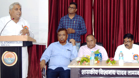 दुर्ग। शिक्षकों का सम्मान विद्यार्थियों की सफलता का मूलमंत्र है। प्रत्येक विद्यार्थी को अपने माता-पिता के पश्चात शिक्षक का सदैव सम्मान करना चाहिए। हम चाहे कितने भी विद्वान हों, हमें एक मार्गदर्शक की सदैव आवश्यकता होती है। शिक्षकों के अंदर निहित ज्ञान को विद्यार्थियों को स्वयं प्राप्त करने का प्रयास करना चाहिए। ये उद्गार दुर्ग शहर के विधायक अरूण वोरा ने आज विश्वनाथ यादव तामस्कर स्नातकोत्तर स्वशासी महाविद्यालय में शिक्षक दिवस पर व्यक्त किए।