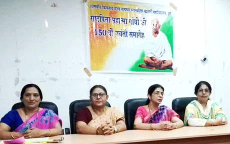 दुर्ग। महात्मा गांधी जी की 150 वीं जयंती के उपलक्ष्य में आयोजित कार्यक्रमों की श्रृखंला में शासकीय विश्वनाथ यादव तामस्कर स्नातकोत्तर स्वशासी, महाविद्यालय दुर्ग की साहित्यिक समिति द्वारा महाविद्यालयीन छात्र-छात्राओं के लिये ‘स्लोगन लेखन’ प्रतियोगिता का आयोेजन किया गया। इस कार्यक्रम में विद्यार्थियों ने बढ़ चढ़कर भाग लेते हुऐ अपनी प्रतिभा का परिचय दिया। ‘स्लोगन लेखन’ प्रतियोगिता के परिणाम निम्नानुसार रहे - प्रथम - अजय कुमार, एम.ए. सेमेस्टर-1, द्वितीय - 1. डिंपल कांडे, एम.ए. सेमेस्टर-1, एवं कु. रोहिणी सिन्हा, बी.ए. प्रथम वर्ष, तृतीय - वर्षा नाग, बी.ए. प्रथम वर्ष।
