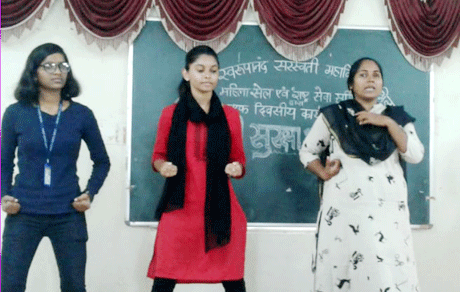 भिलाई। स्वामी श्री स्वरूपानंद सरस्वती महाविद्यालय में महिला प्रकोष्ठ एवं राष्ट्र सेविका समिति के संयुक्त तात्वावधान में ‘अपनी सुरक्षा अपना हाथ’ विषय पर एक दिवसीय कार्यशाला का आयोजन किया गया। कार्यक्रम की मुख्य अतिथि दुर्ग न्यायालय बार एसोसियेशन की महिला उपाध्यक्ष अधिवक्ता पूजा मोगरी कार्यक्रम की मुख्य वक्ता थीं। राष्ट्र सेविका समिति की श्रीमती रचना नायडू, शारदा पाण्डे, अधिवक्ता दुर्ग न्यायालय रश्मि राजपूत, अश्विनी वागले, सुचिता राजहंस शामिल हुई।
