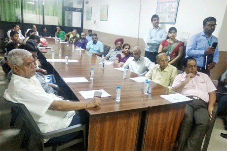 भिलाई। विश्व हृदय दिवस की पूर्व संध्या पर स्पर्श मल्टीस्पेशालिटी हॉस्पिटल में एक जागरूकता कार्यक्रम का आयोजन किया गया। लोगों को हृदय को स्वस्थ रखने के टिप्स दिए गए। साथ ही हृदय रोगों के प्रारंभिक लक्षणों के बारे में जानकारी दी गई। स्पर्श के एमडी डॉ दीपक वर्मा, मेडिकल डायरेक्टर डॉ एपी सावंत, इंटरवेंशन कार्डियोलॉजिस्ट डॉ विवेक दशोरे एवं मेडिकल सुपरिन्टेंडेंट डॉ संजय गोयल उपस्थित थे। इस अवसर पर हैप्पी हार्ट पैकेज भी लांच किया गया।