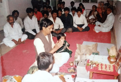 भिलाई। दैनिक स्वदेश में गणपति जी की पूजा बड़े धूम-धाम के साथ होती थी। संपादक बलदेव भाई शर्मा पूर्ण विधि विधान एवं निष्ठा पूर्वक यजमान का आसन संभालते थे। सम्प्रति वे नेशनल बुक ट्रस्ट, नई दिल्ली के अध्यक्ष हैं। आरती का दायित्व यामिनी रामपल्लीवार पर होता था। यामिनीजी इन दिनों दैनिक लोकमत नागपुर में सम्पादक हैं। हम सभी संपादन सहयोगी पालथी मारकर पूजा एवं हवन में शामिल होते थे। स्वदेश अंचल का पहला रंगीन दैनिक अखबार था। एपल मैकिनटोश कम्प्यूटरों से लैस इसी अखबार में हमने कम्प्यूटर सीखा। इस अखबार के लिए मुझे कार्टून स्ट्रिप बनाने का भी मौका मिला।