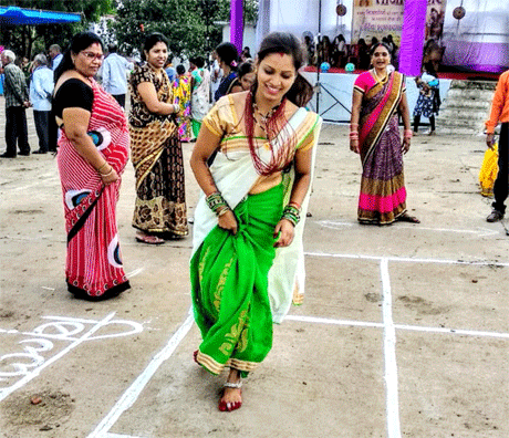  भिलाई। माँ कल्याणी शीतला मंदिर मरोदा टैंक में आयोजित तीजा तिहार के अवसर पर नाटक एवं लाइट एंड साउंड शो के माध्यम से सामाजिक कुरीतियों पर जमकर प्रहार किये गये। इसके साथ ही नुक्कड़ नाटकों के द्वारा समाज को संदेश दिया गया। इस अवसर पर तीजहारिनों के लिये छत्तीसगढ़ के पारम्परिक खेलों का भी आयोजन किया गया। छत्तीसगढ़ से लुप्त होते जा रहे खेल तिरी पासा, कुर्सी दौड़, मटकी फोड़ सुई धागा दौड़, फोटो में बिंदी लगाओ मटकी दौड़ मेहंदी लगाओ स्पर्धा, जनउला, फुगड़ी, तीज शृंगार सहित अन्य स्पर्धाएं आयोजित की गई। स्वयम सिद्धा ग्रुप द्वारा दहेज प्रथा व अन्य सामाजिक कुरीतियों पर नुक्कड़ नाटक का भी मंचन किया गया।