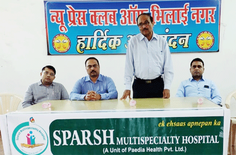  भिलाई। स्पर्श मल्टीस्पेशालिटी हॉस्पिटल के चीफ इंटेसिविस्ट डॉ एस श्रीनाथ ने आज कहा कि सेप्सिस का इलाज महंगा और मुश्किल होता है। इसलिए सेप्सिस से बचने के सभी उपाय किया जाना ही श्रेष्ठ होता है। वे 13 सितम्बर को मनाये जाने वाले ‘वर्ल्ड सेप्सिस डे’ की पूर्व संध्या पर एक पत्रवार्ता को संबोधित कर रहे थे। डॉ श्रीनाथ ने बताया कि सेप्सिस एक संक्रमण है। कमजोर रोग प्रतिरोधक शक्ति वाले लोगों को यह जल्दी अपनी चपेट में लेता है। इनमें बच्चे, बूढ़े, किडनी की बीमारी, सर्जरी, कैंसर की दवाइयों या शरीर में प्रविष्ठ किए जाने विभिन्न उपकरणों के कारण सेप्सिस हो सकता है। अंग प्रत्यारोपण के बाद भी इसका खतरा रहता है।