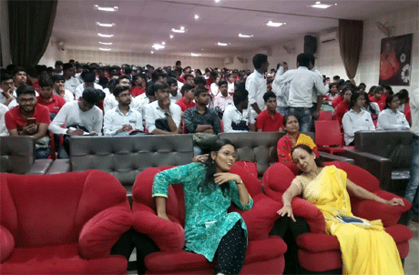भिलाई। अतिरिक्त जिला पुलिस अधीक्षक प्रज्ञा मेश्राम ने आज महाविद्यालयीन छात्राओं को चकाचौंध से बचने एवं सोशल मीडिया का संभल कर उपयोग करने की सलाह दी। उन्होंने कहा कि महिलाओं की सुरक्षा के लिए तमाम कानून और तंत्र हैं जिसका भरपूर इस्तेमाल करें। किसी भी प्रकार के यौन दुर्व्यवहार या शोषण की अनदेखी न कर पुलिस से सम्पर्क करें। मेश्राम यहां संतोष रूंगटा ग्रुप कैम्पस में विद्यार्थियों को संबोधित कर रही थीं।