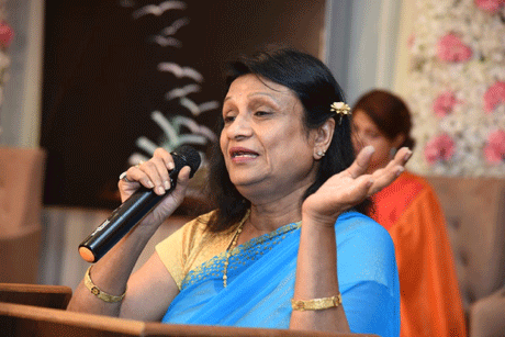 भिलाई। नेहरू नगर निवासी श्रीमती अंजली जैन ने व्यस्तता के बीच अपने जज्बातों को कागज पर उकेरा जो एक कविता संग्रह के रूप में सबके सामने आ गई। शनिवार रात को दुर्ग के होटल रोमन पार्क में उनके काव्य संग्रह 'पढ़ो लिखों दिल से' का विमोचन हुआ पत्रकारों, साहित्यकारों एवं परिजनों के बीच हुआ। कार्यक्रम के दौरान अंजली की कविताओं की इस्पात नगरी के कलाकारों ने सुरमयी प्रस्तुतियां दीं। कविताओं को गीतों का रूप देकर कलाकारों ने उपस्थित अतिथियों की वाहवाही लूटी। 