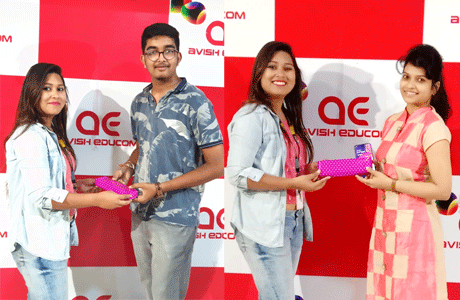 भिलाई। अविश एडुकॉम के उभरते फोटोग्राफर्स ने फोटोग्राफी को एक नए अंदाज में समझने के लिए स्ट्रीट फोटोग्राफी का अनुभव लिया। प्रसिद्ध छायाचित्रकार अखिलेश भरोस द्वारा आयोजित इस फोटोग्राफी प्रतियोगिता को अविश एडुकॉम ने ही प्रायोजित किया था। स्टूडेंट्स ने डीएसएलआर और मोबाइल कैमरे फोटोग्राफी की तथा सड़क पर जीवन को कैद करने की सफल कोशिश की। स्टूडेन्ट्स के लिए यह पहला मौका था जब वे प्रतिदिन देखे जाने वाले दृश्यों को एक नए नजरिये से देख रहे थे।