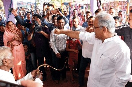 दुर्ग। मुख्यमंत्री भूपेश बघेल ने गौरी-गौरा पूजन के अवसर पर सभी परम्पराओं का पालन किया। ग्राम जंजगिरी में उन्होंने गौरी-गौरा एवं गोवर्धन पूजा के बाद परम्परा के अनुसार बांह पर कोड़े खाए और प्रदेशवासियों की मंगल कामना की। बांह पर यह प्रहार कुश से बने सोंटे से किया जाता है। मान्यता है कि इससे सभी कष्टों और विघ्नों का नाश हो जाता है। वे कुम्हारी के लिट्टी बाबा चौक पर आयोजित पूजा में भी सम्मिलित हुए।