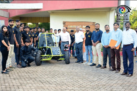 भिलाई। राजस्थान के थार मरूस्थल में आयोजित ऑफ़ रोड कार रेसिंग प्रतियोगिता आरसीडीएस में छत्रपति शिवाजी इंस्टीट्यूट ऑफ़ इंजीनियरिंग एंड टेक्नोलॉजी के युवा स्टूडेन्ट इंजीनियरों की टीम ने प्रथम पुरस्कार प्राप्त किया। यह पुरस्कार लागत वर्ग में प्रदान किया गया। रेसिंग में सीएसआइटी को चतुर्थ पुरस्कार प्राप्त हुआ है। इस रेस के दौरान प्रतिभागियों को रेगिस्तानी तूफानों का भी सामना करना पड़ा। सीएसआइटी के स्टूडेन्ट्स की कार ‘शिवा’ ने इस रेस में अच्छा प्रदर्शन किया।
