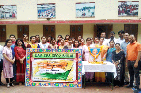 भिलाई। डीएवी इस्पात पब्लिक स्कूल में राष्ट्रपिता महात्मा गांधी एवं यशस्वी पूर्व प्रधानमंत्री लाल बहादुर शास्त्री की जयंती संकल्प के साथ मनाई गई। शाला प्रभारी योगिता शर्मा ने इस अवसर पर कहा कि इन महान विभूतियों ने अपने जीवन में आदर्शों का पालन किया जिससे उनका व्यक्तित्व निखर कर सामने आया। हमें उनके जीवन मूल्यों का अनुसरण करना चाहिए।