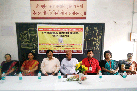 भिलाई। डीएवी इस्पात पब्लिक स्कूल सेक्टर 2 में दो दिवसीय कंप्यूटर (आईसीटी) तथा प्री प्राइमरी (ईईडीपी) कार्यशाला का आयोजन किया गया। बीएसपी के परियोजना महाप्रबंधक (कोल एंड मिल्स) तथा चेयरमैन एलएमसी डीएवी इस्पात पब्लिक स्कूल वीके डे कार्यक्रम के मुख्य अतिथि थे। कार्यक्रम का संचालन निशा अमित ने किया। कार्यशाला में आर्टिफिशियल इंटेलिजेन्स, फ्लिप क्लास तथा गूगल लेंस पर चर्चा की गई। ईईडीपी कार्यशाला में प्री प्रायमरी तथा अर्ली प्रायमरी के बच्चों के सामाजिक तथा भावनात्मक विकास तथा अभिव्यक्ति की चर्चा की गई।