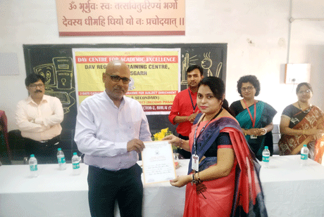 भिलाई। डीएवी इस्पात पब्लिक स्कूल सेक्टर 2 में दो दिवसीय कंप्यूटर (आईसीटी) तथा प्री प्राइमरी (ईईडीपी) कार्यशाला का आयोजन किया गया। बीएसपी के परियोजना महाप्रबंधक (कोल एंड मिल्स) तथा चेयरमैन एलएमसी डीएवी इस्पात पब्लिक स्कूल वीके डे कार्यक्रम के मुख्य अतिथि थे। कार्यक्रम का संचालन निशा अमित ने किया। कार्यशाला में आर्टिफिशियल इंटेलिजेन्स, फ्लिप क्लास तथा गूगल लेंस पर चर्चा की गई। ईईडीपी कार्यशाला में प्री प्रायमरी तथा अर्ली प्रायमरी के बच्चों के सामाजिक तथा भावनात्मक विकास तथा अभिव्यक्ति की चर्चा की गई।
