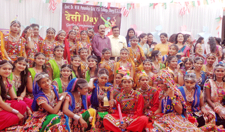 दुर्ग। शासकीय डॉ वावा पाटणकर कन्या स्नातकोत्तर महाविद्यालय में नवरात्रि के उपलक्ष्य में ‘देसी डे’ का आयोजन किया गया। नृत्य विभाग के द्वारा गरबा स्पर्धा आयोजित की गयी। जिसमें 15 समूहों ने भाग लिया। कार्यक्रम प्रभारी डॉ. ऋचा ठाकुर ने बताया कि प्रतियोगिता में शामिल समूहों में मयूरी, शक्ति, संस्कृति, घूमरगरबा, रास गरबा, मधुरिमा, विनिता, श्रद्धा, नृत्यांजली, शुभारम्भ, रंगीला, अप्सरा, मृगनयनी, गरबारास, ढोलीदा ने खूब रंग जमाया।