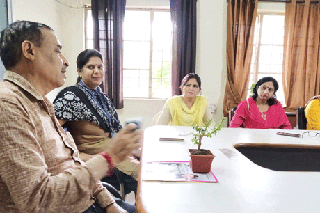 भिलाई। स्वामी श्री स्वरूपांनद सरस्वती महाविद्यालय में राष्ट्रीय एकता दिवस के अवसर पर राष्ट्रीय सेवा योजना एवं शिक्षा विभाग के संयुक्त तात्वावधान में राष्ट्रीय एकता दिवस एवं सतर्कता सप्ताह का आयोजन किया गया। इस अवसर पर विद्यार्थियों व प्राध्यापकों ने देश की एकता व अखण्डता को बनाये रखने की शपथ ली। कार्यक्रम के उद्देश्यों पर प्रकाश डालते हुये एन.एस.एस. प्रभारी दीपक सिंह ने कहा राष्ट्रीय एकता दिवस एवं सतर्कता दिवस का आयोजन विद्यार्थियों को राष्ट्रीय एकता एवं अखण्डता की शपथ दिलाने के लिये व सावधानी से दुर्घटनाओं से कैसे बचा जा सकता है के प्रति जागरूक किया जा सके।