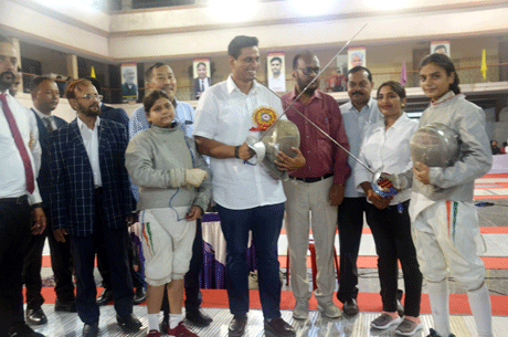 भिलाई। देश के 27 राज्यों के 669 नन्हे खिलाड़ियों के बीच फेंसिंग (तलवारबाजी) का मुकाबला आज प्रारंभ हो गया। उद्घाटन के अवसर पर भिलाई विधायक देवेन्द्र यादव, दुर्ग विधायक अरुण वोरा, अर्जुन अवार्डी ओलिंपियन राजेन्द्र प्रसाद, गोपाल खंडेलवाल समेत अनेक खेल प्रेमी उपस्थित थे। छत्तीसगढ़ प्रदेश फेंसिंग एसोसिएशन द्वारा 21वीं सब जूनियर फेंसिंग प्रतियोगिता का आयोजन अग्रसेन भवन, सेक्टर-6 में 21 से 24 अक्टूबर तक आयोजित है। भारतीय फेंसिंग महासंघ, खेल एवं युवा कल्याण विभाग, छत्तीसगढ़ शासन एवं भिलाई इस्पात संयंत्र ने संयुक्त रूप से यह आयोजन किया है।